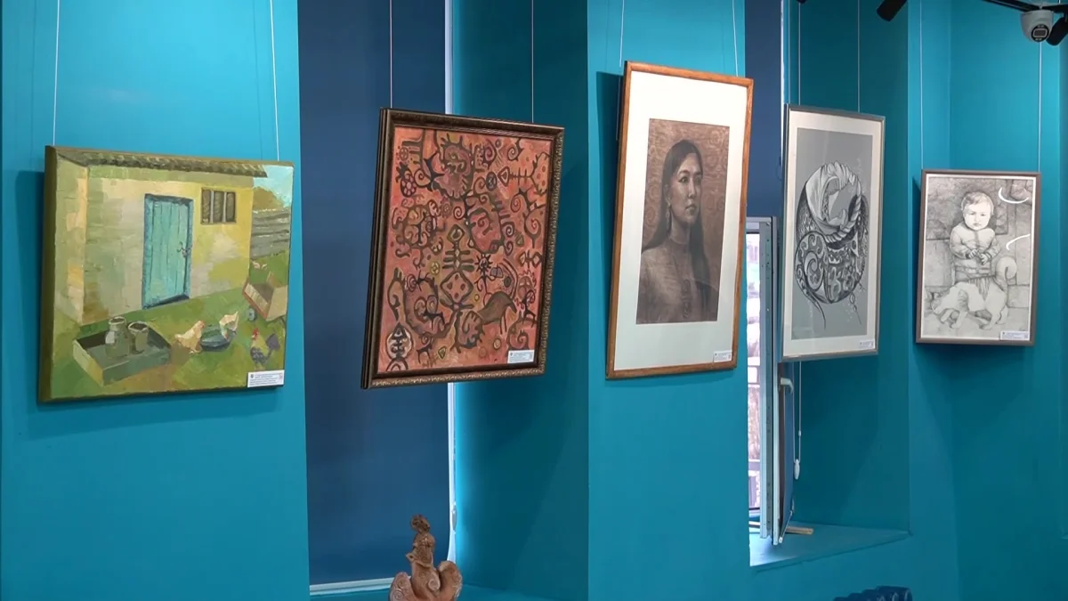 Выставка рисунков воспитанников и преподавателей детской художественной школы имени Сакена Гумарова открылась сегодня в Уральске