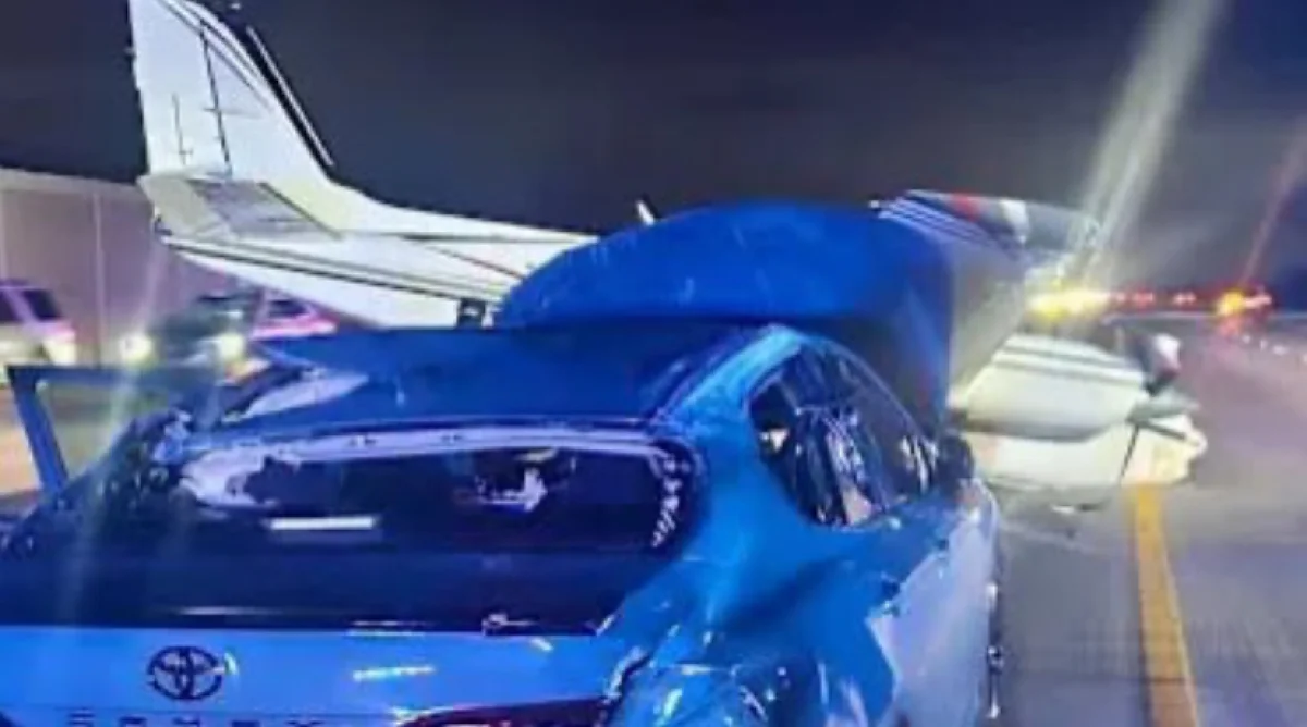 В США самолёт сел на шоссе и столкнулся с автомобилем