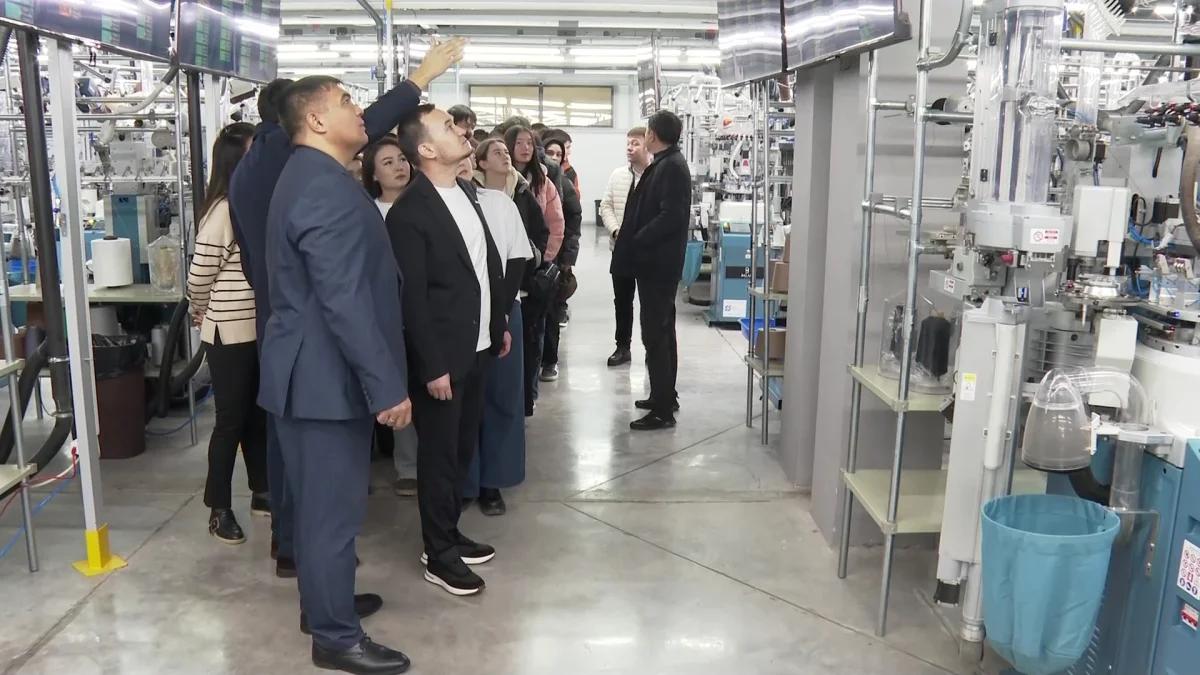 Студенттер шұлық фабрикасының жұмысымен танысты