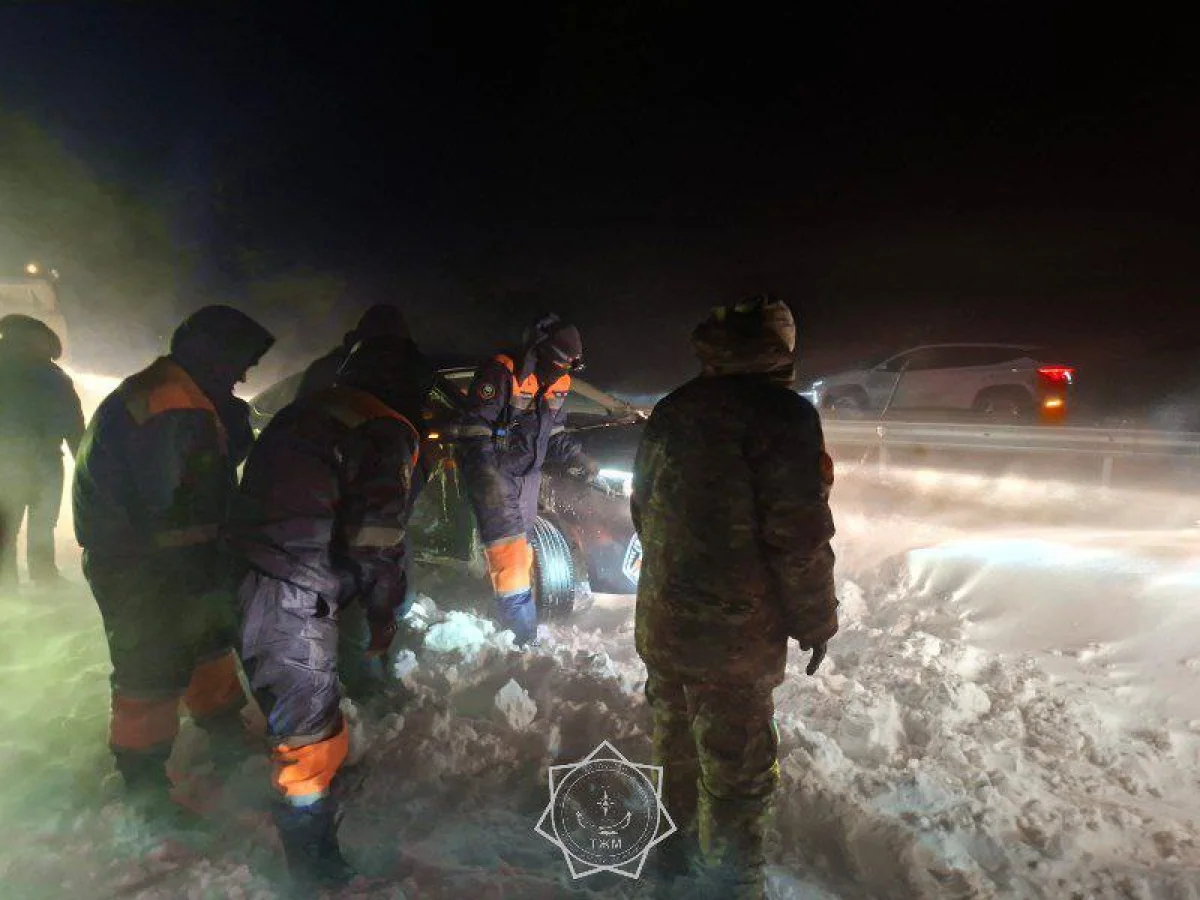 Десятки людей эвакуировали из снежных заносов в Алматинской области