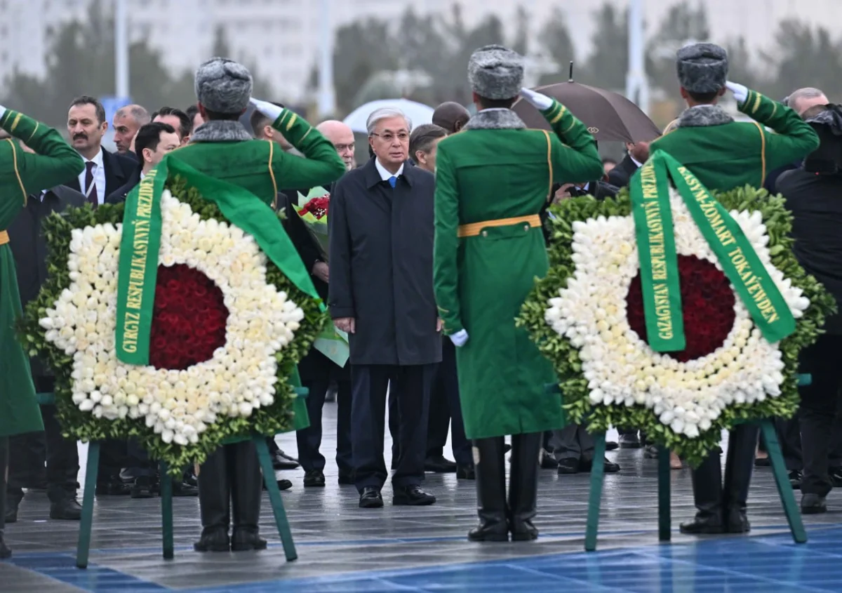Токаев возложил венок к Монументу Нейтралитета в Туркменистане