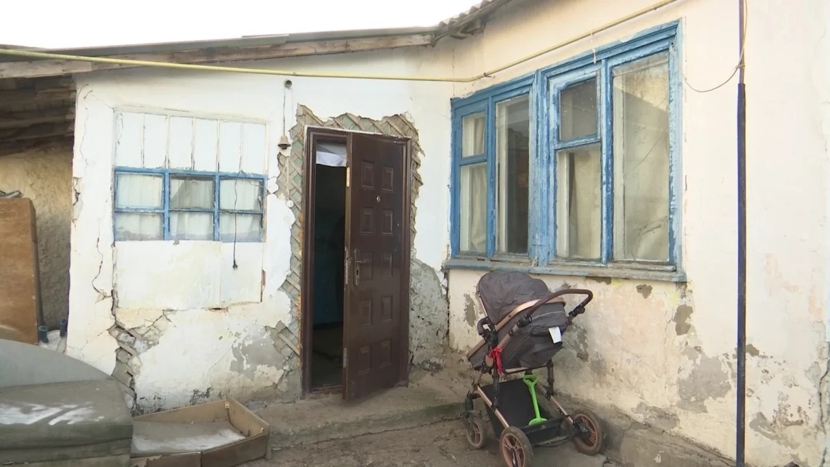 Ақтөбеде апатты үйде тұратын алты отбасы қауіппен өмір сүруде