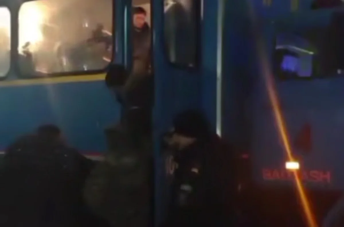 Рейсовый автобус столкнулся с грузовиком в Карагандинской области — пассажиров эвакуировали спасатели