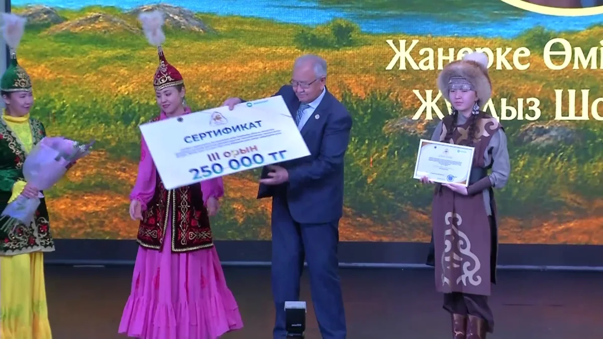 Грант на обучение и миллион тенге: карагандинская школьница победила в конкурсе чтецов «Тұлпар мініп, туын алды!»