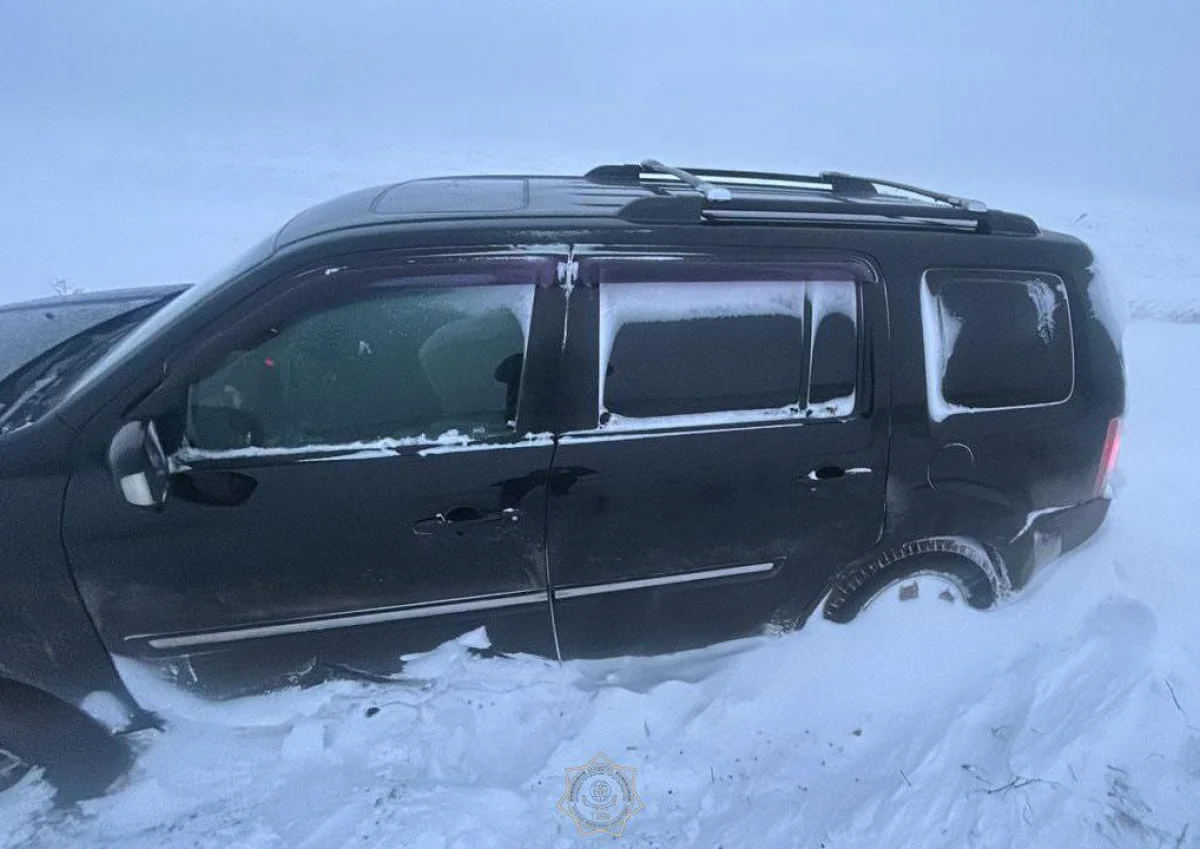 ТЖМ қызметкерлері қар құрсауында қалған жолаушыларға көмекке келді