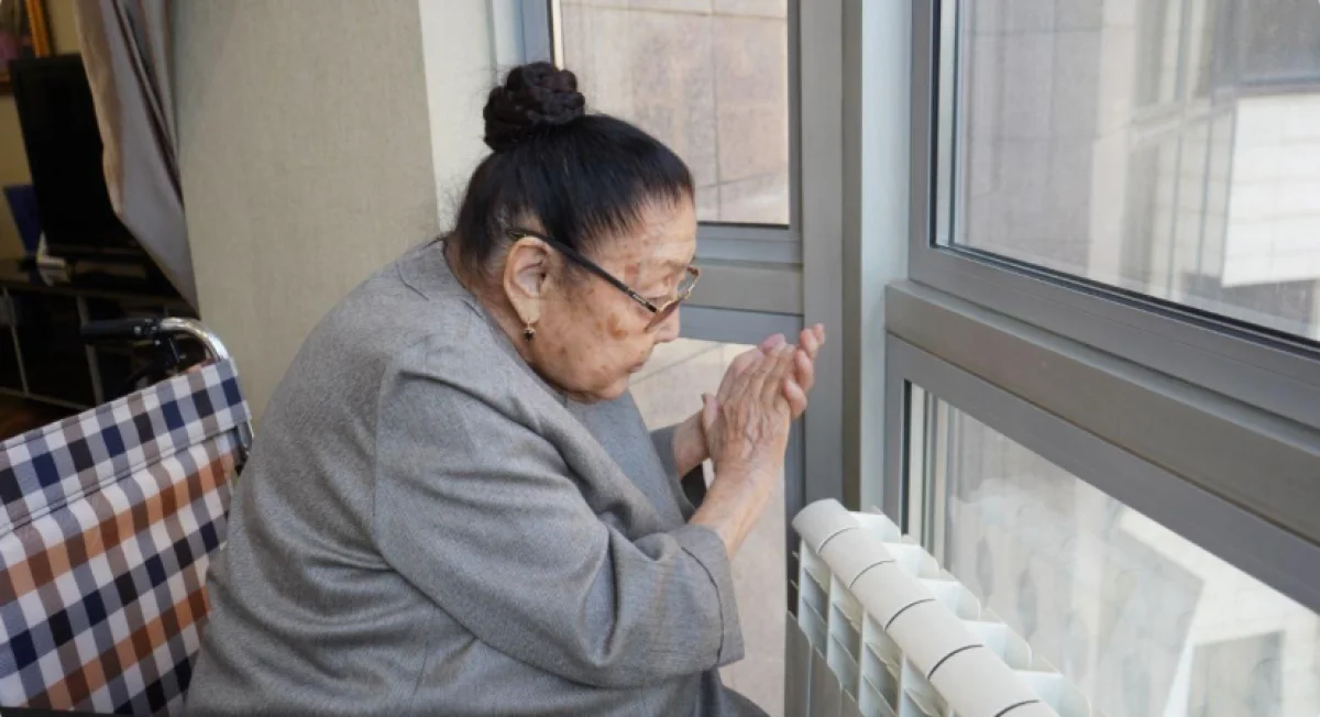 К 96-летию Бибигуль Тулегеновой военные устроили музыкальный сюрприз