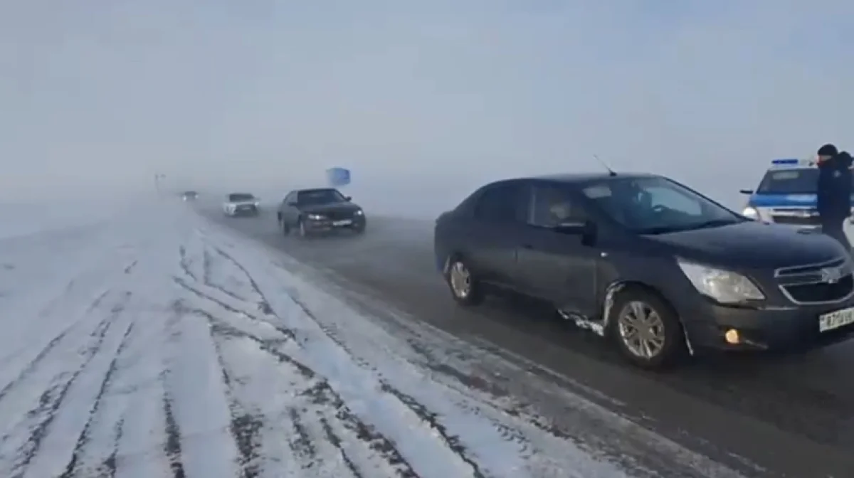 Закрытая трасса и нулевая видимость: полиция сопроводила колонну авто на трассе Жезказган — Петропавловск