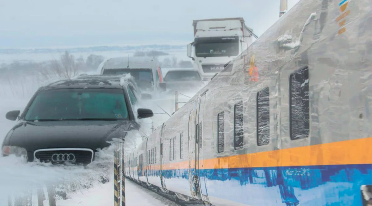Из-за метели в Казахстане пассажиров пересаживают с трасс на рельсы