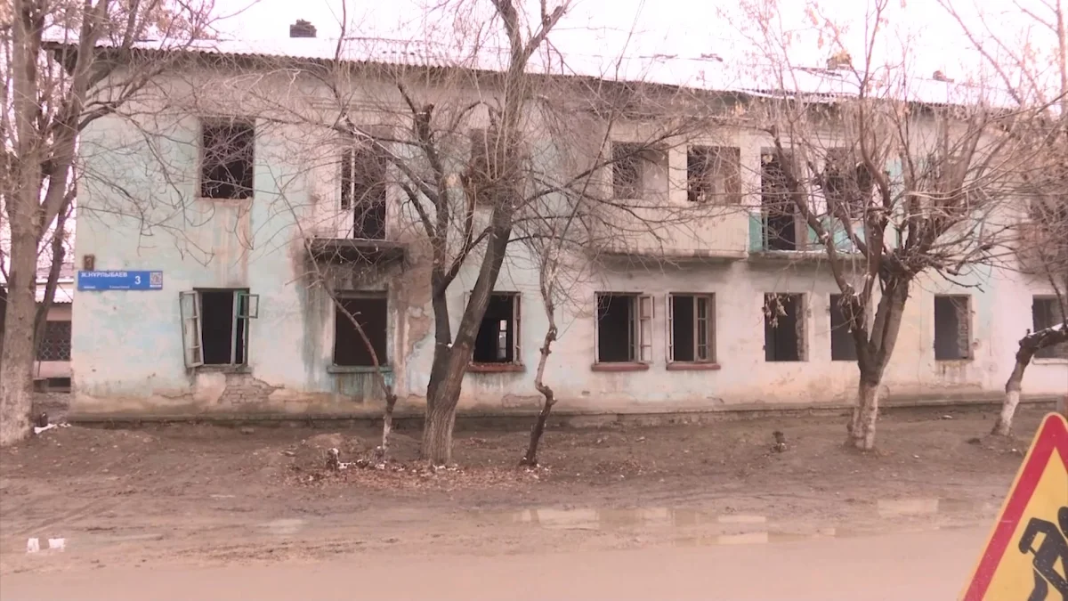 Шымкентте апатты үйдің тұрғындары жаңа баспананың кілтін алды