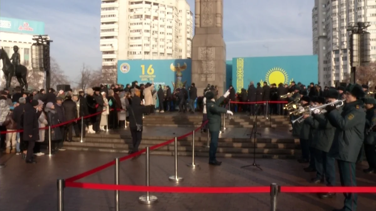 Алматыда «Тәуелсіздік» монументіне гүл шоқтары қойылды