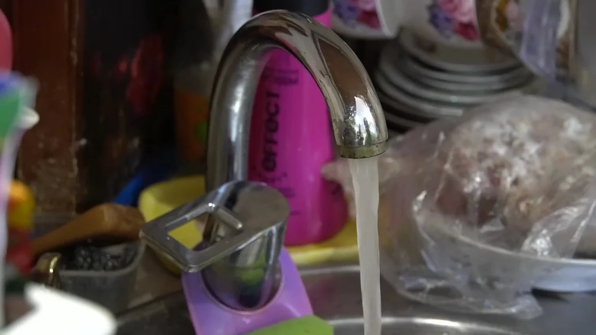 "Течет мутная жидкость": жители Уральска жалуются на качество питьевой воды