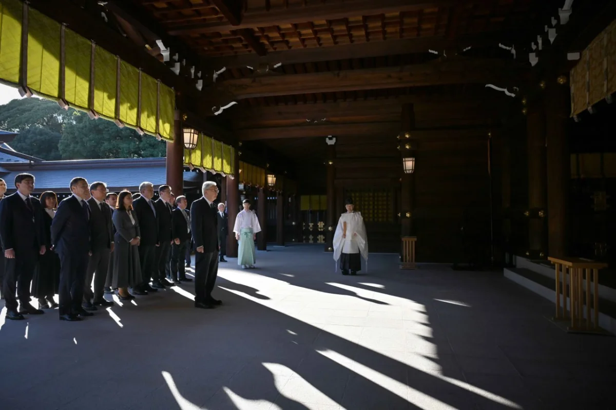 Токаеву показали императорское святилище в Токио