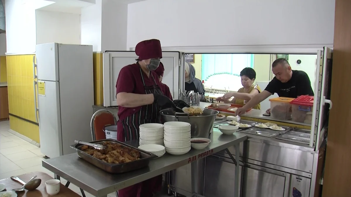 Волосы и мусор: на качество питания жалуются родители республиканского реабилитационного центра для детей-инвалидов в Алматы