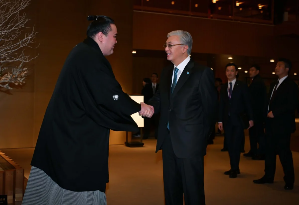 Токаев встретился в Токио с сумоистом из Казахстана