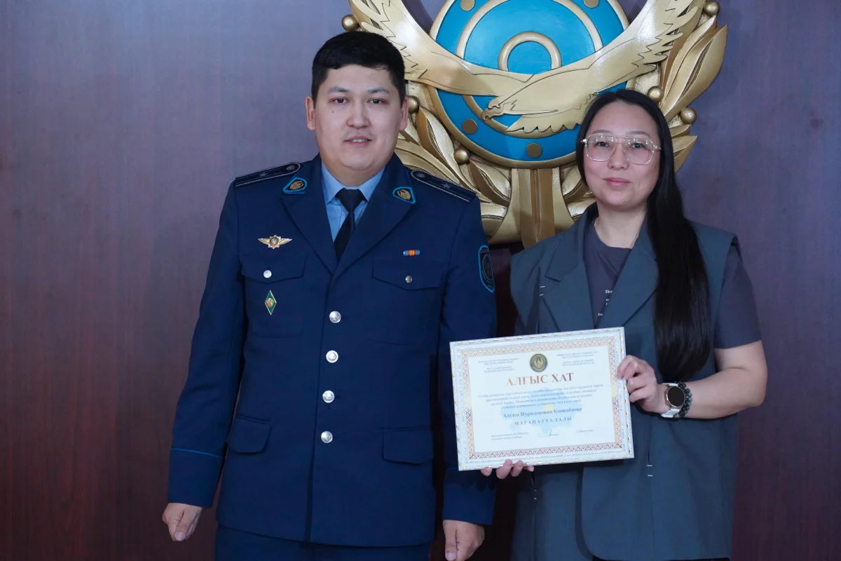 Полиция наградила костанайцев, остановивших мошенников