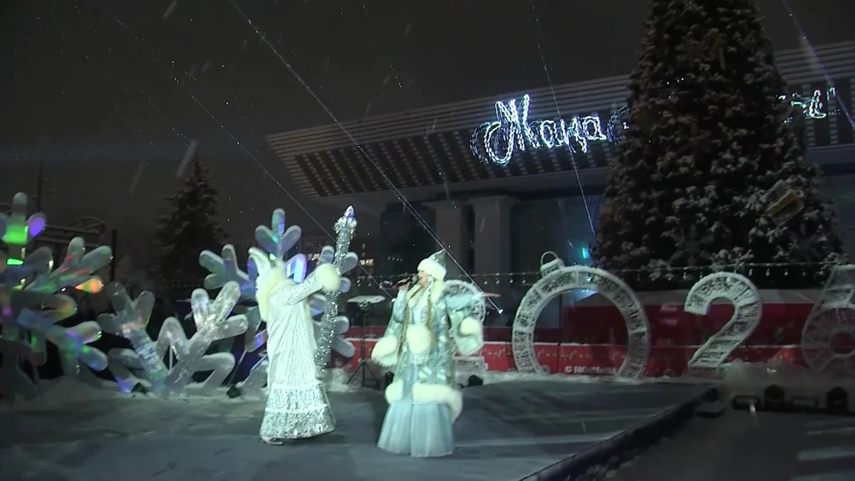 Огни новогодних ёлок одновременно зажгли во всех районах Алматы