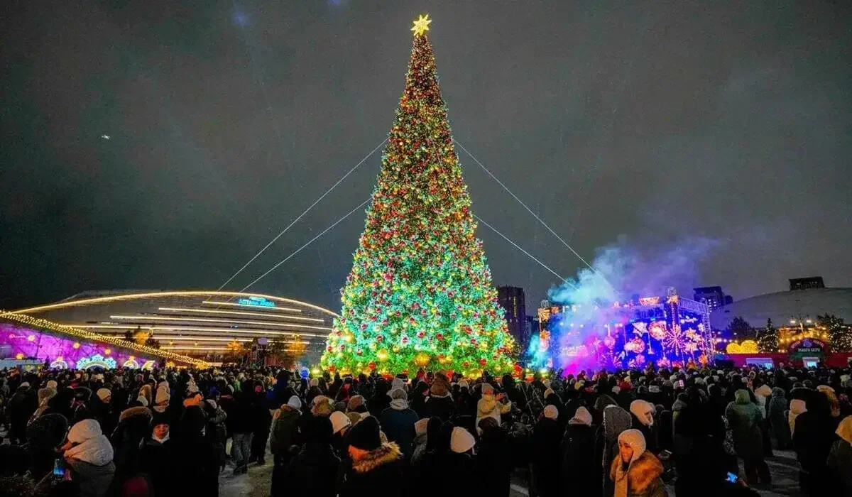 Астанада бір мезетте 40-тан астам шыршаның шамы жағылды