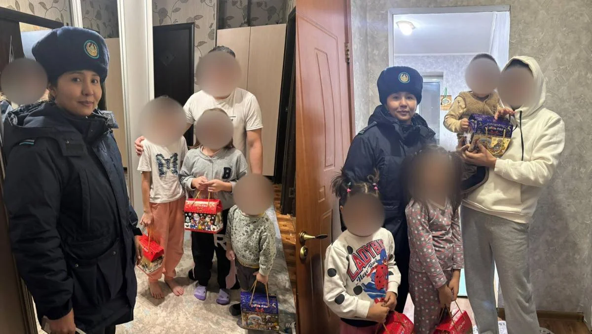 Астанада есептегі азаматтардың балаларына жаңа жылдық сыйлықтар табысталды