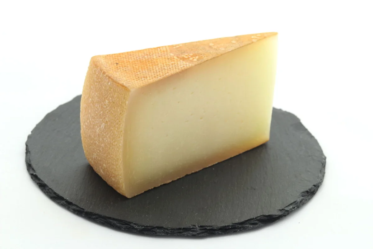 Жирный сыр и сливки снижают риск деменции, - исследование
