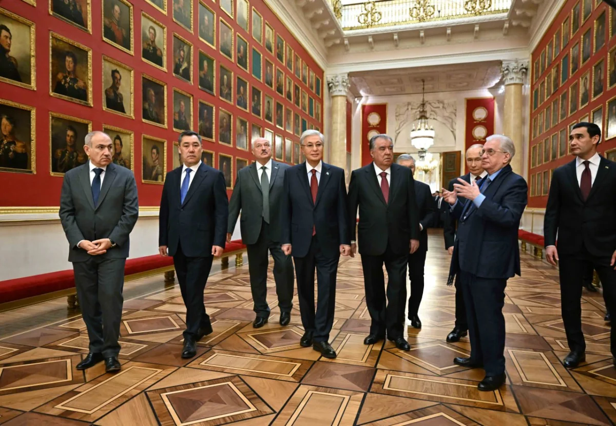 Президент Қасым-Жомарт Тоқаев ТМД-ның бейресми саммитіне қатысу үшін Санкт-Петербургке келген өзге де мемлекеттер басшыларымен бірге Эрмитажды аралап көрді