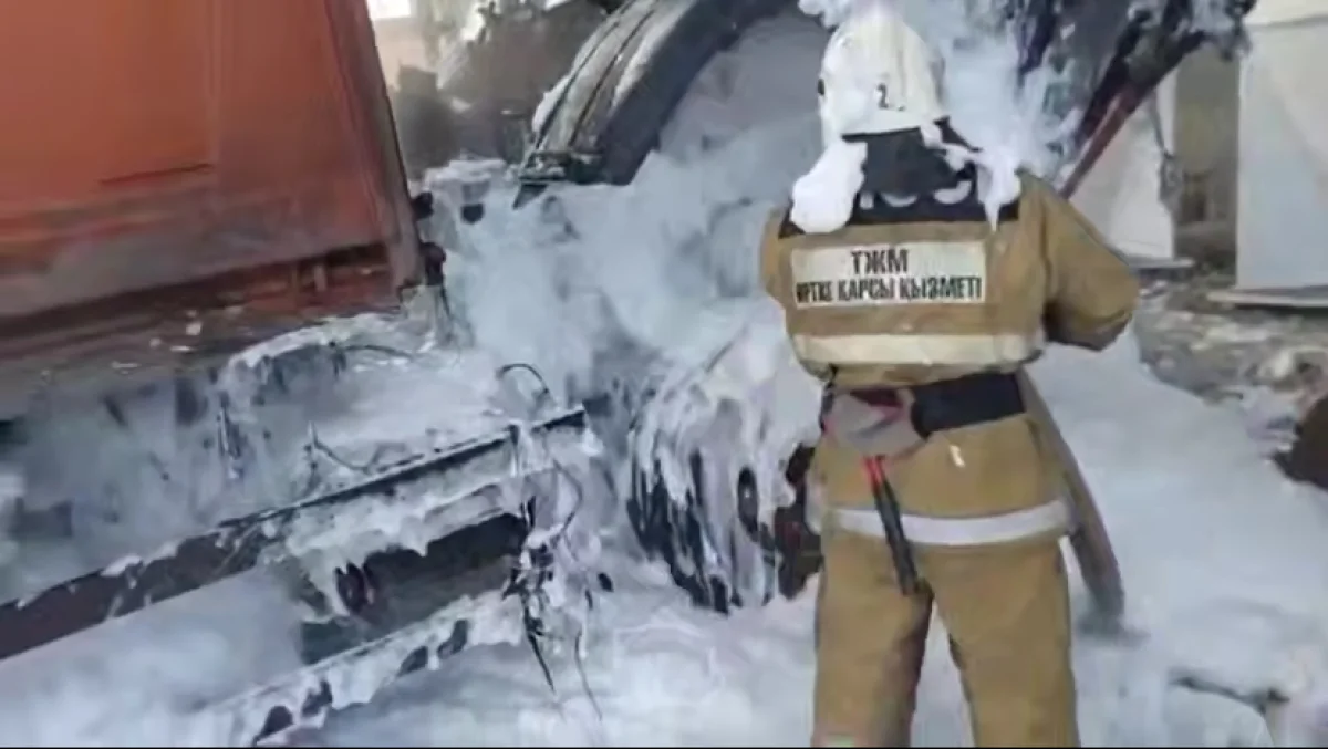 Грузовик загорелся на стоянке в Рудном