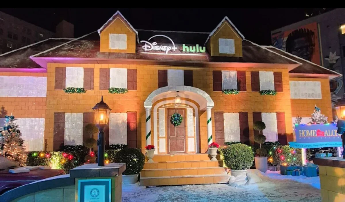 Дом Кевина из "Один дома" воссоздали из пряников к 35-летию фильма