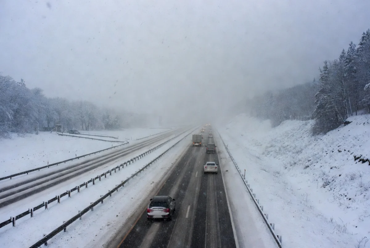Погодные условия осложняют движение на республиканских автодорогах