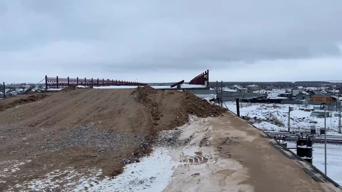 Қызылжарда теміржолдың үстінен салынып жатқан алып көпір құрылысы кешігіп жатыр