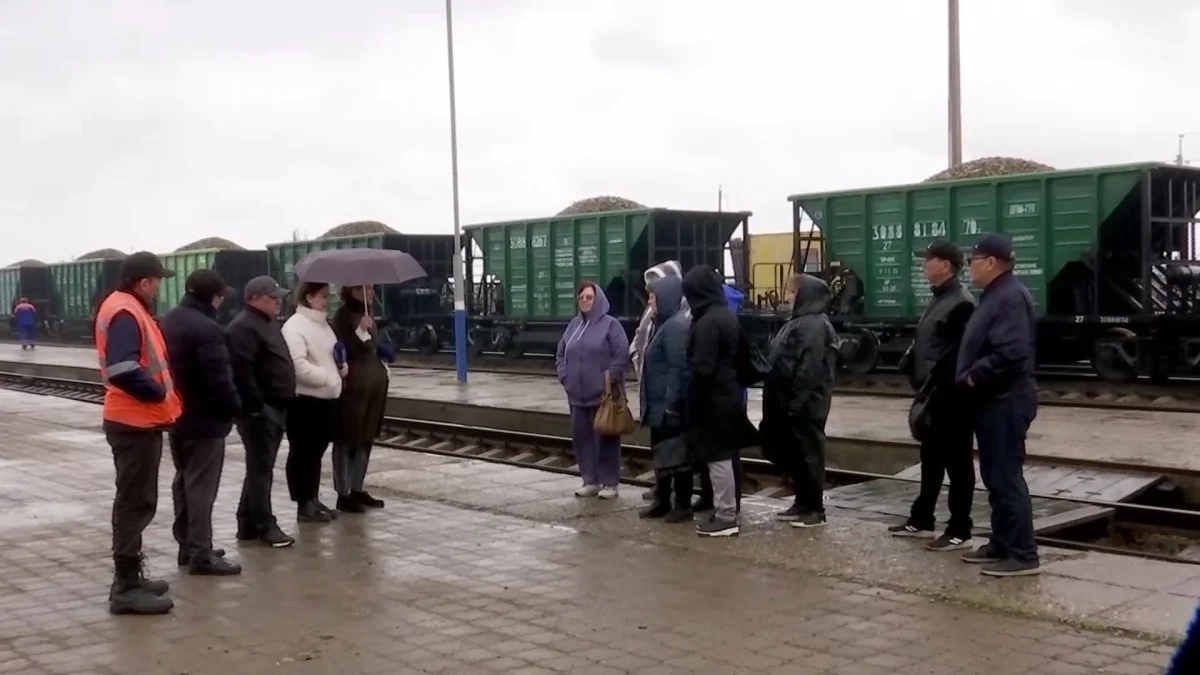 Павлодарда тұрғындар пойыз астымен өтіп, жұмысқа барып жүр