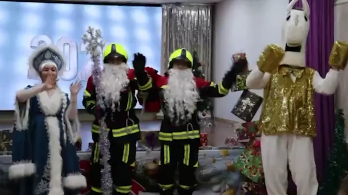 Павлодарские спасатели поздравили воспитанников интерната с Новым годом