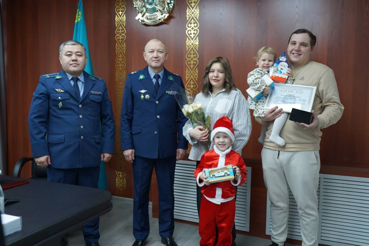 Павлодар облысында зейнеткерді алаяқтардан құтқарған қырағы такси жүргізушісі марапатталды