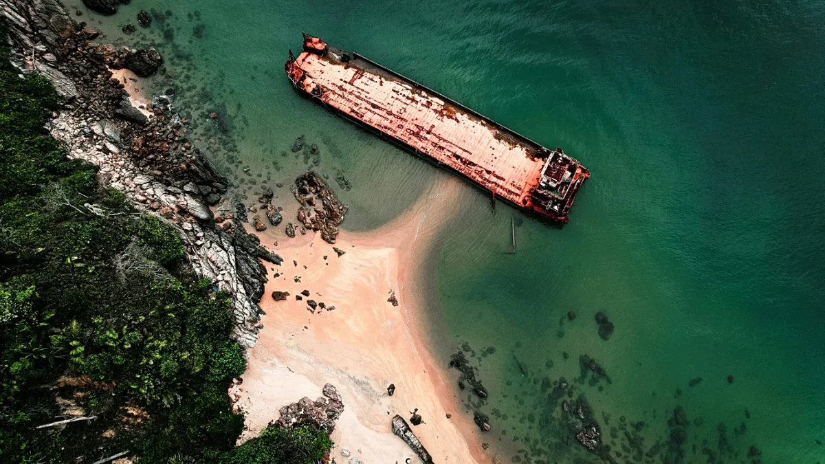 Целая семья попала без вести при крушении судна в Индонезии