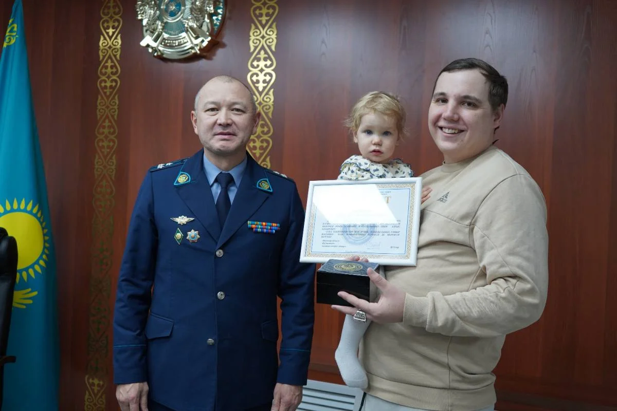 Таксиста, спасшего пенсионерку от мошенников, наградили в Павлодаре