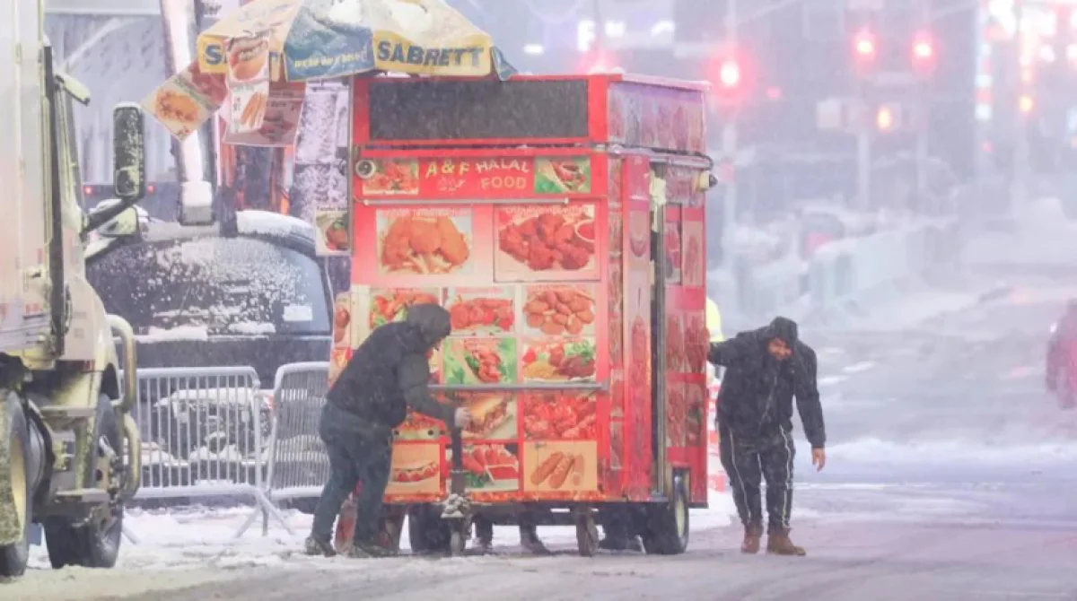 Нью-Йорк накрыло метелью, в Калифорнии — наводнения и жертвы