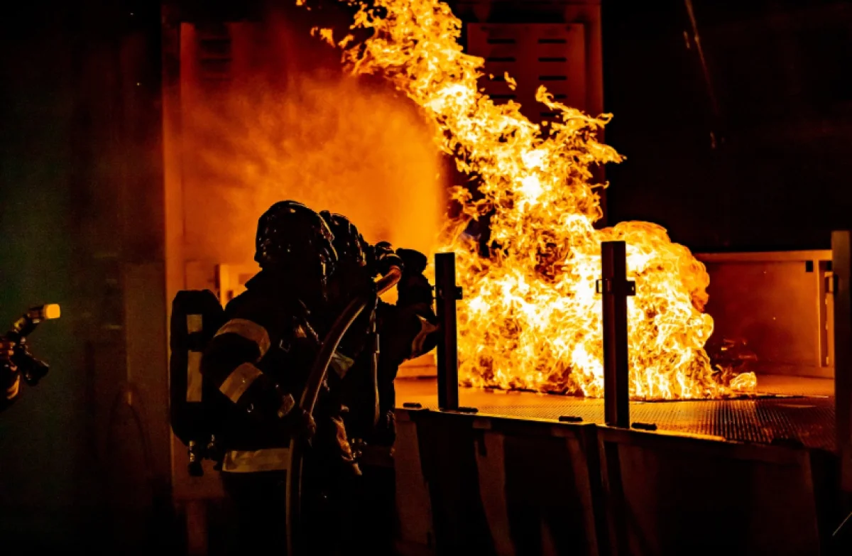 В Астане вспыхнул пожар в трёхэтажке: спасатели работают по повышенному рангу