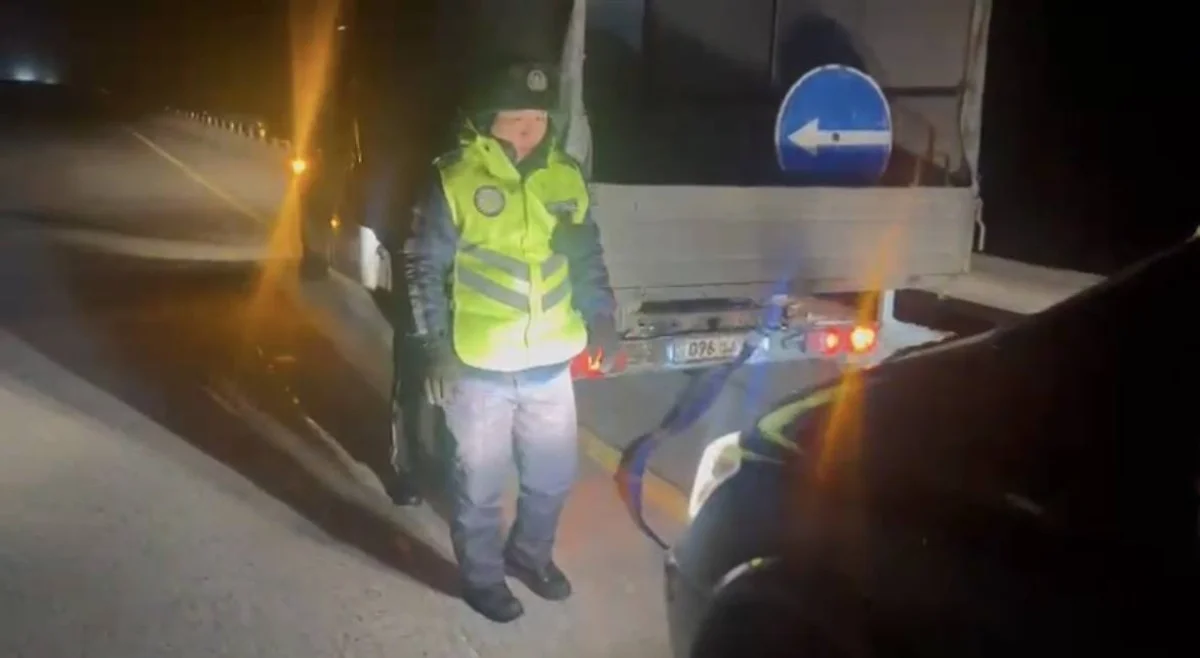 Ақмола облысында полицейлер жолда қалып қойған жүргізушілерге көмек көрсетті