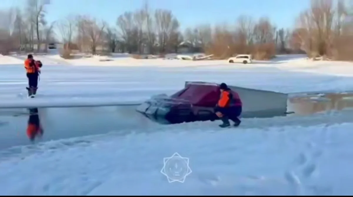 Грузовик провалился под лёд на западе Казахстана
