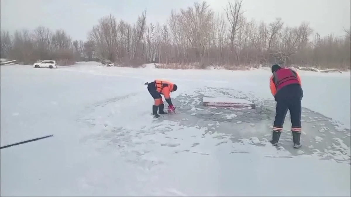 В Уральске на реке Чаган под лёд провалилась грузовая газель