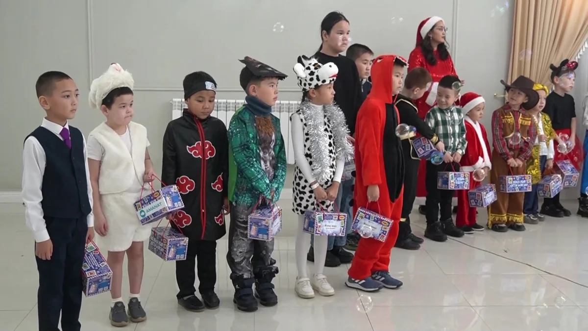 Члены Западно-Казахстанского областного филиала партии «AMANAT» провели новогодний праздник для детей в Уральске