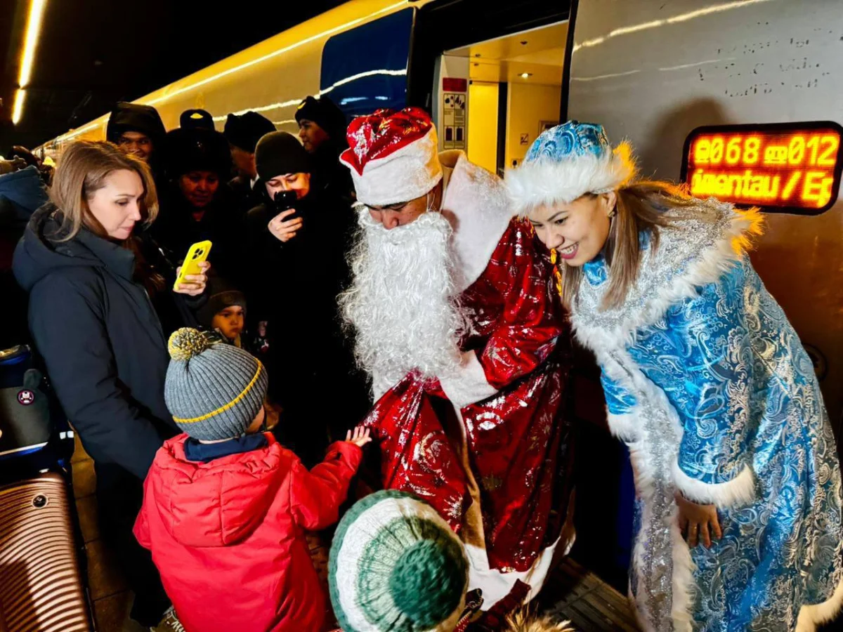 Дед Мороз и Снегурочка поздравляют пассажиров в поездах