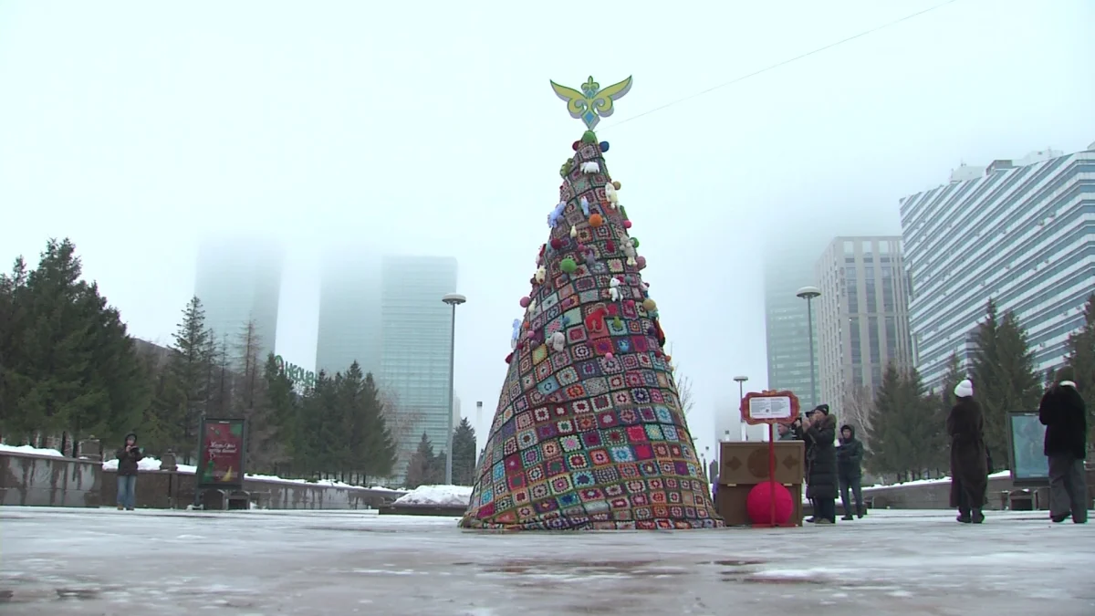 Эко-ёлка в стиле құрақ-көрпе объединила поколения и вышла на мировой уровень