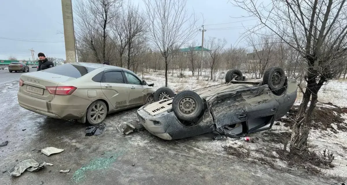 Оралда жол апатынан кейін бір көлік аударылды: 5 жастағы ұл мен 2 жастағы қыз зардап шекті