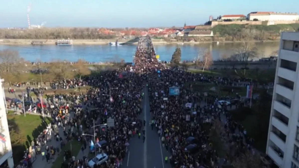 Сербские студенты перекрыли все три моста через Дунай из-за трагедии на вокзале в Нови Саде