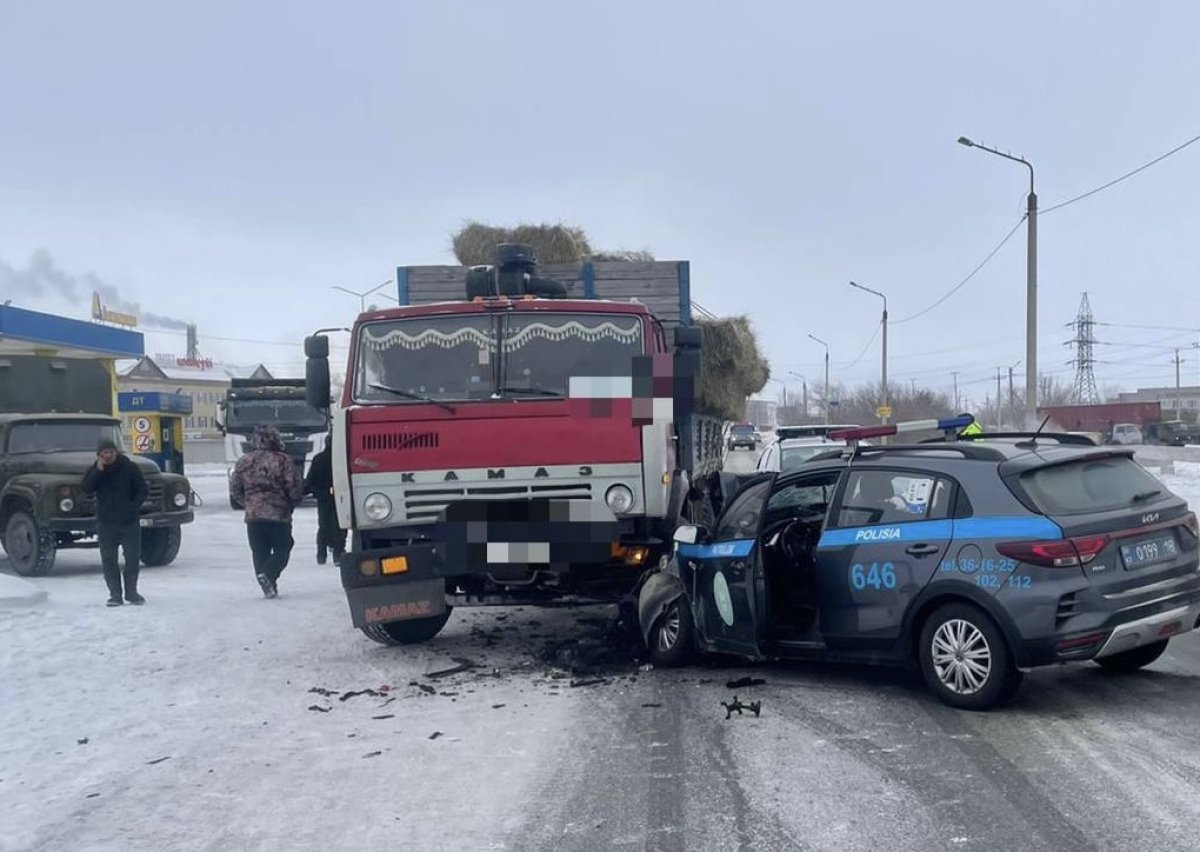 Патрульная машина попала под КамАЗ в Семее