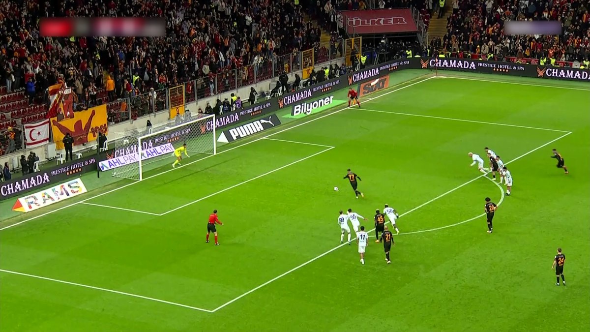 Футболшылар наразылық білдіріп, алаңнан кетіп қалды