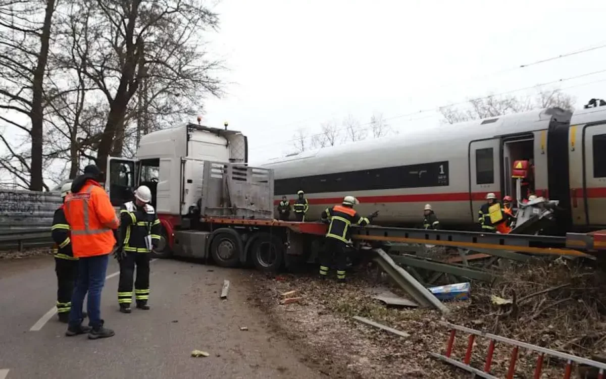Германияда 300 жолаушысы бар жүрдек пойыз жүк көлігімен соқтығысты