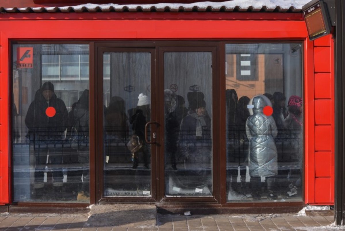 Астанада ер адам аялдаманың әйнегін басымен ұрып сындырған