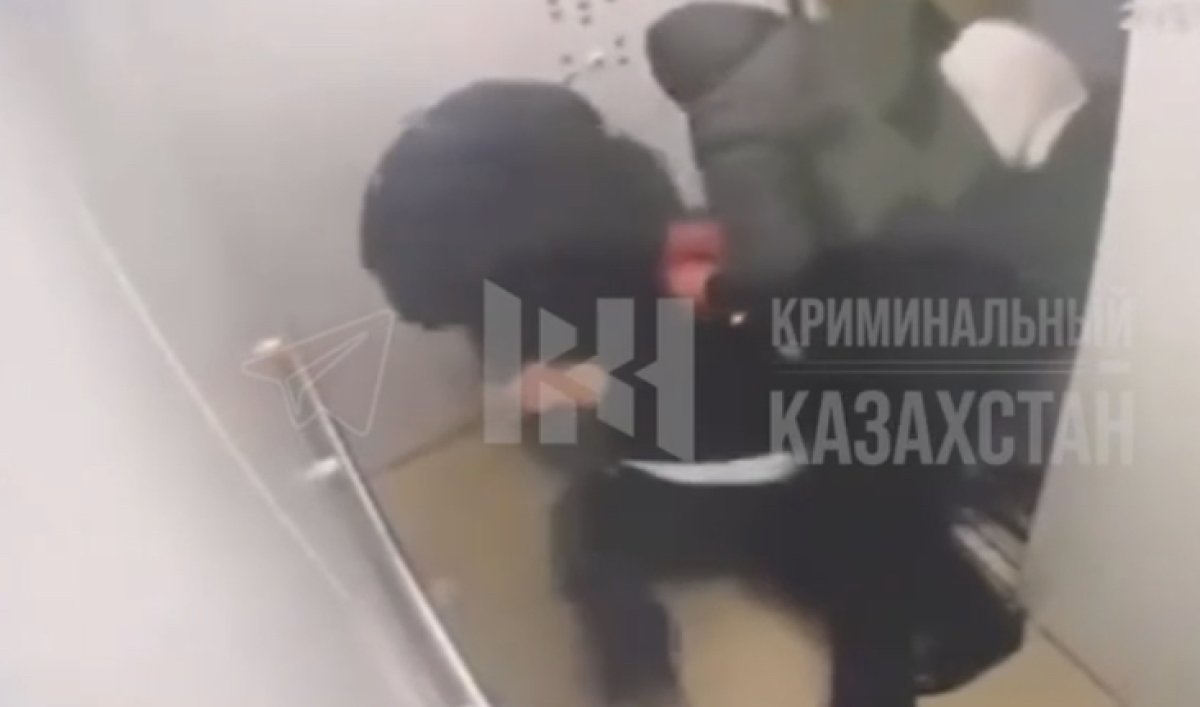 Четверо на одного: жестокое избиение шымкентца в лифте попало на видео