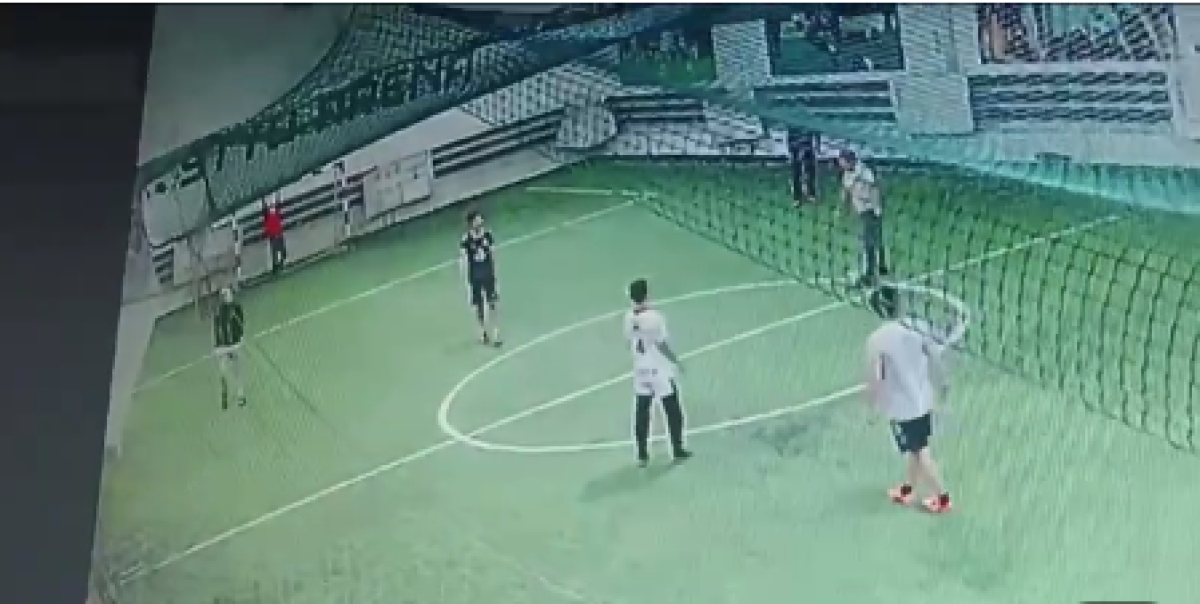 Молодого парня насмерть придавило железными воротами в спорткомплексе в Астане