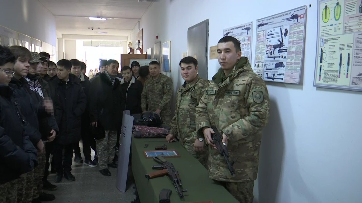 Ақтөбеде «Жастар рухы» ЖҚ белсенділері әскери бөлімде экскурсия ұйымдастырды